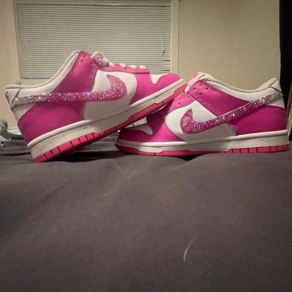 Hot pink bedazzled Nike shoes - Picture 4 of 4